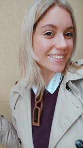 Myriam Denise Gentile, donna creativa ed estrosa, inizia il suo percorso  formativo conseguendo il diploma in “design industiale”, continua poi gli  studi nel campo della moda, da sempre sua grande passione, conseguendo