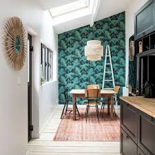 Cédez à la tendance végétale et donnez un air d'atelier de fleuriste à votre salle à manger halte aux idées reçues ! Le Papier Peint Tropical Pour Decorer Votre Interieur Shake My Blog Papier Peint Tropical Salle A Manger Et Salon Interieur Maison