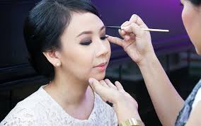 Makasih uda nonton vidionya kali ini tutorial make up wisuda untuk remaja awet mixing foundation untuk kulit sawo matang. Ingin Flawless Saat Wisuda Ini Rekomendasi 9 Makeup Artis Untuk Mewujudkannya Bukareview