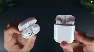 Finalmente se han hecho realidad, apple ha lanzado la segunda generación de los airpods con un montón de novedades internas y carga inalámbrica en el estuche. Airpods 2 Versus Airpods 1 How To Tell The Difference Tcs