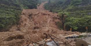 Rakaman video yang mengejutkan menunjukkan tanah runtuh runtuh di lereng bukit dan menghancurkan bangunan menyebabkan orang melarikan diri. Hampir 200 Orang Terperangkap Akibat Tanah Runtuh Di Genting Highlands