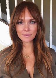 Di un taglio scalato e spettinato, da portare con una bella frangia piena, che dona volume alla chioma. Ciuffo Laterale Tanti Modi Per Portarlo Con Stile