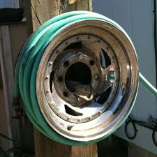 14 Astuces Pour Le Jardin A Faire Avec Des Objets De Recup Tuyau Arrosage Jantes De Voiture Decoration Recup