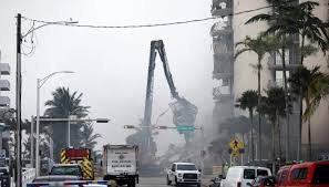 Au moins une personne a trouvé la mort dans l'effondrement jeudi d'un immeuble près de miami à la cause toujours inexpliquée. Q8zsbmmgrp0rdm