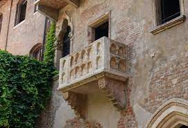 Das haus julia (casa di giulietta), eine der hauptattraktionen veronas mit dem wohl berühmtesten balkon der welt. Der Balkon Von Romeo Und Julia In Verona Idealista