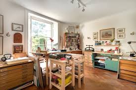 Artists are always looking for new and creative ways to hold art supplies, i know i certainly am! Art Studio Interior Design Ideas