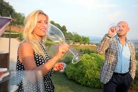 Il ristorante la casa degli spiriti, immerso sullo spettacolo del lago di garda, è un luogo incantevole per suggellare il vostro sogno d'amore in modo esemplare. La Casa Degli Spiriti Per Mangiare Pesce Sul Lago Di Garda