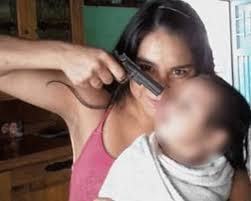 Mujer apuntando con pistola a su bebé sube foto a Facebook | Noticias RCN
