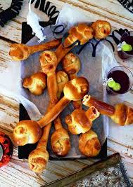 Gruselessen Fur Halloween Knusprige Pizza Knochen Mit Tomate Salami Und Kase Gefullt Ein Gefunden Grusel Essen Helloween Essen Gruseliges Halloween Essen