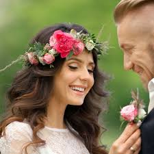 C'est pour cela que vous avez pensé à réaliser des fleurs en papier crépon pour les disposer notamment sur le dossier des chaises. Diademe Mariage A Fabriquer Soi Meme Idees Et Tutos