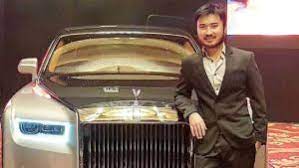 Dikenal dengan nama sultan sentul, agus purnomo menjadi topik hangat di kalangan netizen karena bisnisnya yang sukses dan rumahnya yang mewah bagaikan istana. Siapa Agus Purnomo Ini Juragan Viral Tiktok Yang Pamer Hitung Uang Cash Rp 1 Miliar