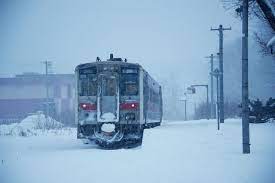 雪の増毛駅に停車する留萌本線の列車 鉄道 写真 鉄道 北海道
