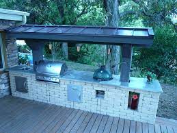 Adding an outdoor kitchen design to a deck's layout takes careful planning as an outdoor space can be limited but enhanced by this al fresco cooking amenity. Outdoor Kitchen Klassisch Terrasse Chicago Von Barnett Construction