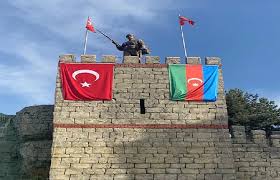 Bugün azerbaycan bayrağı şuşa kentinde dalgalanıyor. Susa 28 Il Sonra Ana VÉ™tÉ™ninÉ™ Qovusdu Yasa AzÉ™rbaycan TurkiyÉ™ RÉ™smilÉ™rindÉ™n Susa Paylasimi Yeni GundÉ™m