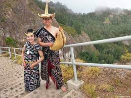 Saat pembukaan upacara, jokowi terlihat hadir dengan memakai kemeja putih sebagai item dasarnya. Pakaian Adat Ntt Nama Keunikan Gambar