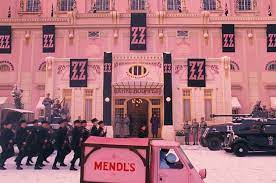The screenplay by anderson is from a story by anderson and hugo guinness. Die Welt Der Drehorte The Grand Budapest Hotel