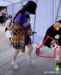 杨幂遭恶意代拍险些走光，粉丝：幸好穿的不是裙子- 知乎