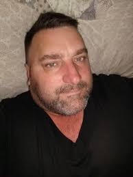 Boa noite .... Tenho 43 anos . Moro em Tubarão.