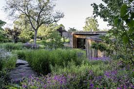 Der Garten Ist Unser Sehnsuchtsort Stilvolles Design Einfach Gepflanzt Stilvolles Design Einfach Gepflanzt In 2020 Garten Naturnaher Garten Pflanzen