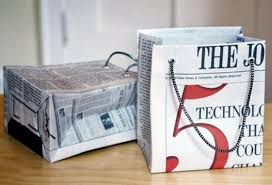 Basteln Zeitungspapier Taschen Falten Seil Verkleben Lochen Griffe Verschenken Basteln Mit Zeitungspapier Papiertuten Basteln Diy Geschenke Verpacken