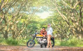 Kondisi saat itu sepi hanya ada 2 penumpang dengan mesin bis yg menyala tanpa ada sopir. Prewedding Dengan Motor Cb 20 Foto Prewedding Hijab Romantis Portalkuningan Com Ima Sano