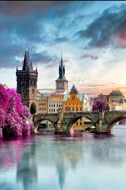 Almeno 3 morti e decine di feriti. Bello Atardecer En Praga En Primer Plano El Puente Carlos Con Su Torre De Entrada Y Al Fondo Esta Una Torre Con Un Rel Paesaggi Luoghi Meravigliosi Viaggi