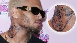 The singer is known for many things outside of being a triple threat and a father. Umstrittenes Tattoo Ist Das Etwa Rihanna Auf Chris Browns Hals