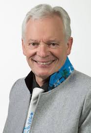 Cornelia Schuster Sie arbeitet seit über 30 Jahren mit viel Freude und  Engagement im Familienunternehmen, das ihr Bruder Gerhard Fischer seit 1993  leitet Ihre Leidenschaft gilt der Schauspielerei und Regiearbeit. So ist