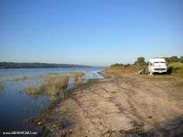 A propriedade tem acesso directo à barragem e dispõe de uma praia privada e de uma piscina exterior. Wohnmobilstellplatz Barragem De Montargil Portalegre Portugal