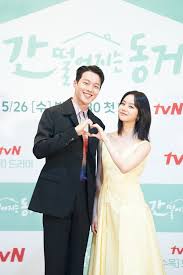 배우 장기용, 혜리, 강한나, 김도완, 배인혁이 5월 26일 온라인으로 진행된 tvn 새 수목드라마 '간 떨어지는 동거' 온라인 제작발표회에서 포즈를 취하고 있다. Akcjiqxzete0pm