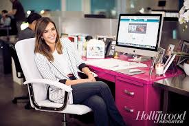 Jessica Alba S Tears On Her Way To Building A 1 Billion Business Jessica Alba Pink Desk Alba