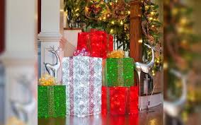 Spacious porches need large displays, and this towering display will look stately on a sizeable stoop. Pin By Thierry Panaja On My Garden Outdoor Christmas Decorations Outdoor Christmas Christmas Decorations