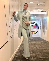 Fazira wan chek (born 9 february 1974), known professionally as erra fazira, is a malaysian actress, singer, fashion model, tv host, film producer. Nikah Dengan Shahir Pada Mac Lalu Erra Fazira Buka Mulut Iluminasi