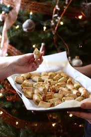 Dans Ma Famille Ces Rouleaux De Poulet Et D Amandes Au Cari Ont Toujours Fait Un Malheur Le Soir Du Reveillon Vous Pourrez Les Laisser Au Congelateur Penda