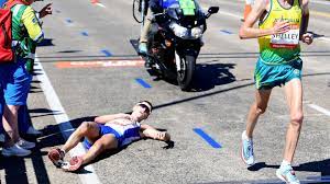 Forget treadmills and spin classes, researchers at the salk institute for biological studies may have found a way around the sweat and pain. Commonwealth Games Marathonlaufer Kollabiert Und Alle Knipsen Statt Zu Helfen Stern De