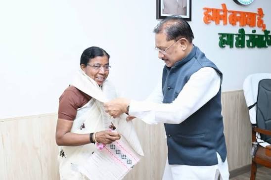 CMO Chhattisgarh | मुख्यमंत्री श्री विष्णु देव साय और पद्मश्री सम्मानित डॉ. बुधरी  ताती की आज रायपुर स्थित मुख्यमंत्री निवास में सौजन्य भेंट हुई ...
