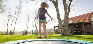 Grosses Trampolin Im Garten Dafur Brauchen Sie Keinen Beschluss
