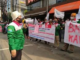 He has yet slaughter us so the doughnuts must be pretty good. Dunkin Donuts Tumbang Tak Bayar Thr Potong Gaji Karyawan