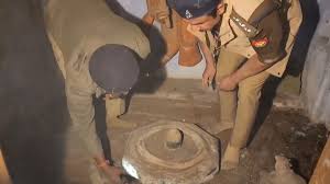 Sambhal violence old shiv temple found संभल में जांच के दौरान मिला शिव मंदिर,  भारी सुरक्षा के बीच पुलिस ने खुलवाया ताला | Jansatta