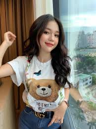 Bài hát tinh yeu lung linh do ca sĩ tuan hung thuộc thể loại nhac tre. Nhin Xa Cá»© TÆ°á»Ÿng Bá»‹ Ä'anh Nhin Gáº§n Má»›i Biáº¿t La Cach Makeup Má»›i Cá»§a Streamer Linh Ngá»c Ä'am
