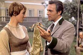 Но зрители были в восторге, и фильм имел большой коммерческий успех. Umer Akter Iz Zvukov Muzyki I Vseh Deneg Mira Kristofer Plammer Obshestvo Rbk