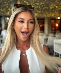 Samantha Nester's Instagram, Twitter & Facebook