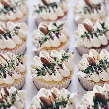 Whimsykissd Felfedezte Ezt Kep Fedezd Fel Es Mentsd El Sajat Kepeidet Es Videoidat A We Heart It Oldalain Delicious Desserts Cupcake Cakes Rustic Cupcakes