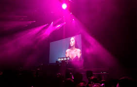It traveled across north america, europe, latin america, oceania and asia. Ariana Grande Encanta E Emociona Fas Com Sua Apresentacao Em Sao Paulo O Fuxico