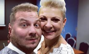 Piękni i Młodzi: Wokaliście urodziły się bliźniaki. Były powody do strachu 