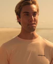 After losing his father high schooler john b (chase stokes) becomes obsessed with hunting down the sunken royal merchant and its missing gold. How Old Are The Actors On Netflix Outer Banks Vs Roles