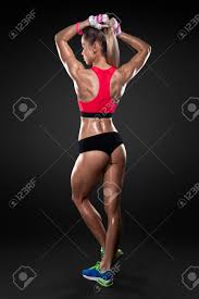Toujours bien s'échauffer avant de réaliser les exercices, réaliser au minimum une série avec une charge. Athletic Jeune Femme Montrant Les Muscles Du Dos Et Les Mains Sur Un Fond Noir Isole Banque D Images Et Photos Libres De Droits Image 60078051