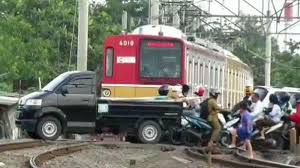 Mat wednesday, july 27, 2016. Viral Video Kereta Berhenti Di Perlintasan Sebidang Pasar Proyek Bekasi Begini Penjelasan Pt Kci Tribun Jakarta