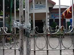 / jun 11, 2021 · viral bocah 3 tahun jalan kali berobat ke puskesmas sendirian. Tak Puas Penanganan Covid 19 Kades Gembok Gerbang Puskesmas