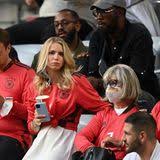 Neuers mama marita trägt ein rotes. Sze700e Jqc83m